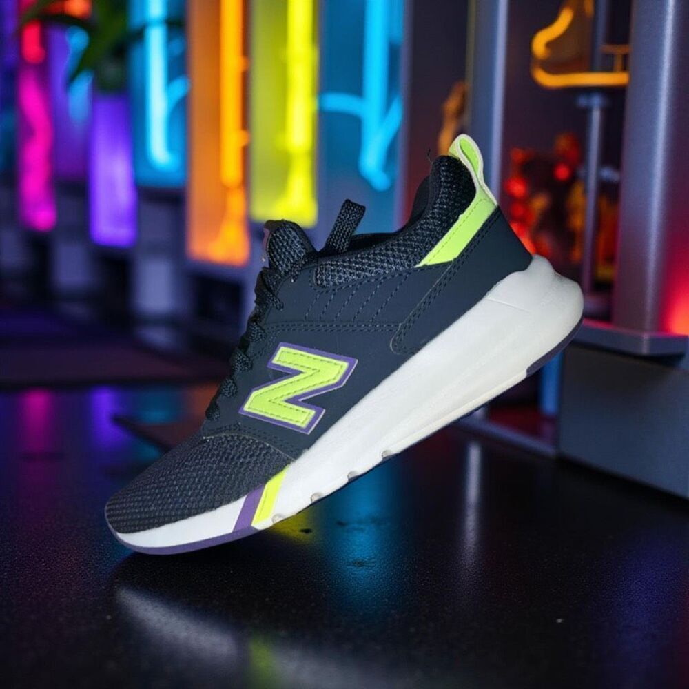 New Balance Women's 009 Retro Sneakers Size 6